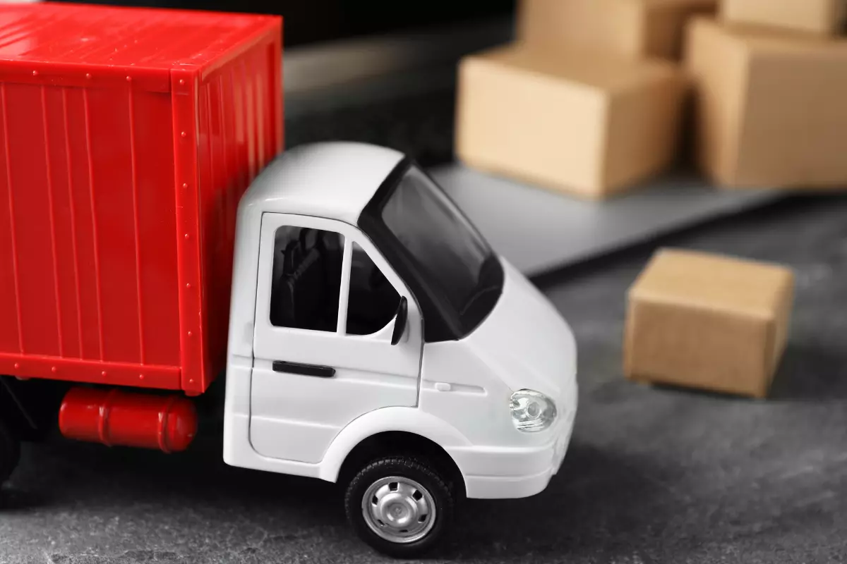 Jak-wybrać-hurtownię-dropshippingową-samochód-dostawczy-paczki