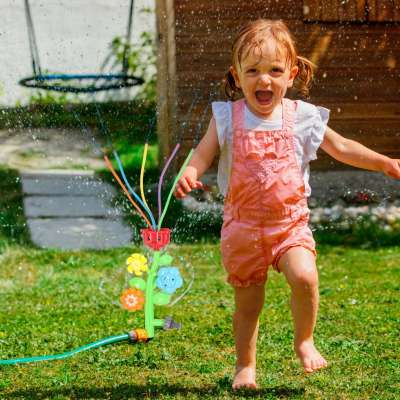 Water sprinkler fountain for children flower
