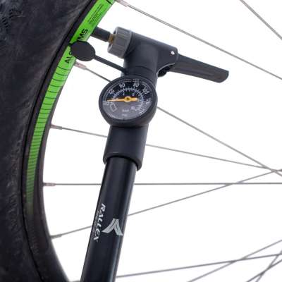 Bicycle pump with bicycle handle pressure gauge