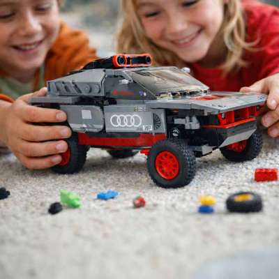 Samochód Rastar 10120  Audi RS Q e-tron 1:30 klocki 376el.