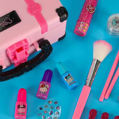 Kuferek zestaw kosmetyków do makijażu i paznokci makeup kosmetyki cienie lakiery walizka