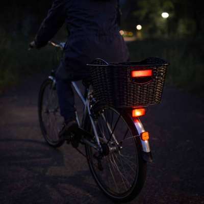 Rattan rear rack bicycle basket with reflector