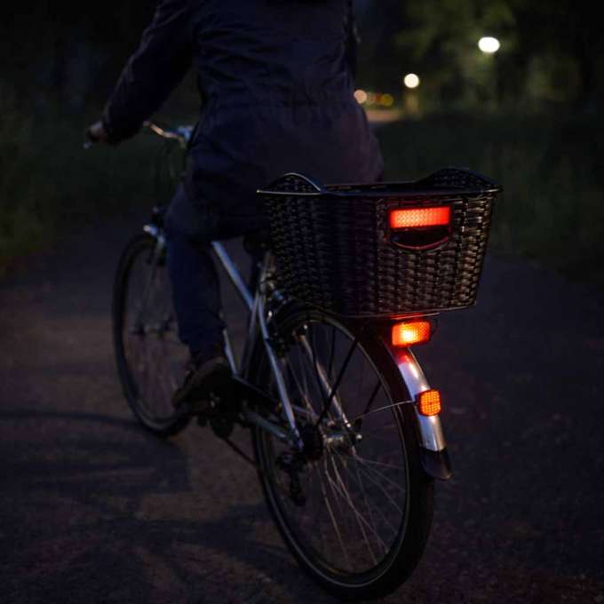 Rattan rear rack bicycle basket with reflector